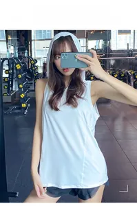 Détail de la veste de sport blanche à capuche respirante avec une coupe ample pour femme