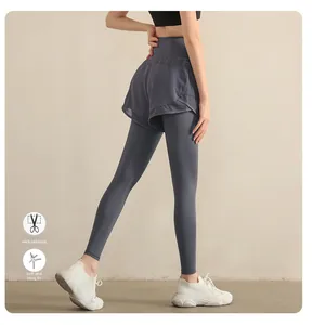 Détail du legging de sport 2-en-1 taille haute avec short respirant et coupe ajustée