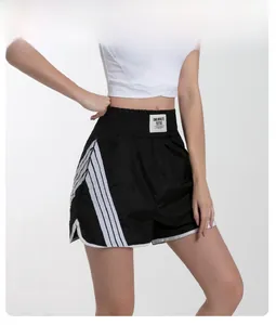 Vue détaillée du short de sport noir à taille haute avec rayures blanches et bordure rétro