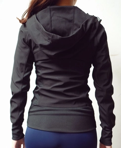 Vue arrière de la veste de sport noire cintrée pour femme avec capuche et ourlet côtelé