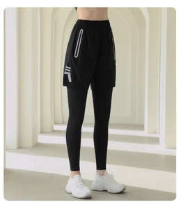 Dettaglio dei leggings sportivi 2-in-1 con motivi riflettenti e tasca con zip per la sicurezza