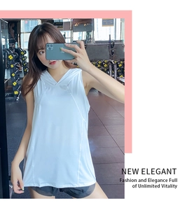 Détail du gilet de sport blanc à capuche sans manches en tissu fonctionnel respirant et doux