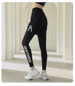 Dettaglio dei leggings sportivi 2-in-1 con logo laterale e tessuto a doppio strato