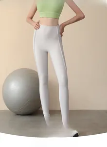 Vista dettagliata dei leggings a vita alta con effetto push-up e tessuto traspirante