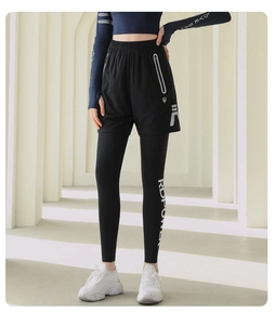 Dettaglio dei pantaloni sportivi 2-in-1 con tasca a zip e logo RDPOWER riflettente