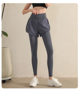 Détail du pantalon de yoga taille haute avec short en mesh respirant bleu gris