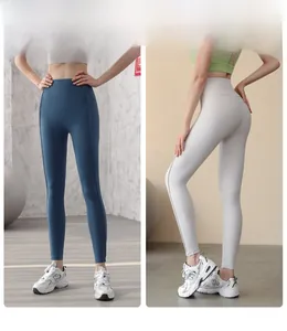 Dettaglio dei leggings fitness a vita alta ad asciugatura rapida in blu e bianco crema