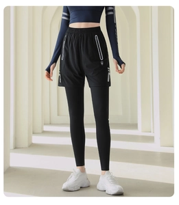 Dettaglio dei pantaloni sportivi 2-in-1 ad asciugatura rapida con tasca laterale a zip