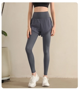 Détail du legging de sport 2-en-1 gris foncé à taille haute avec tissu stretch respirant
