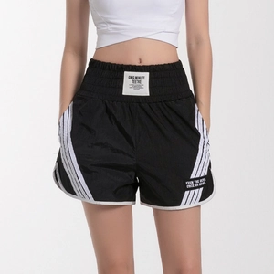 Short de sport taille haute à séchage rapide avec rayures et écusson pour femme