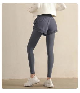Vue arrière du legging de fitness 2 en 1 gris foncé à taille haute avec short intégré