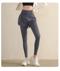 Détail du legging 2 en 1 taille haute avec short de sport gris foncé respirant
