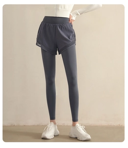 Détail d'un ensemble sport taille haute avec veste blanche zippée et legging gris doublé