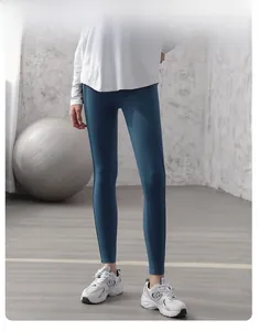 Dettaglio dei leggings fitness a vita alta grigio-blu con cuciture piatte per yoga