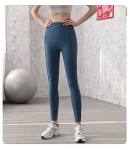 Dettaglio dei leggings fitness a vita alta senza cuciture ad asciugatura rapida blu pavone