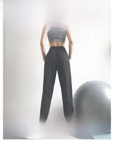 Detail der schwarzen Sport-Jogginghose mit schnelltrocknendem Stoff und formender Taille