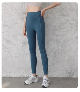 Dettaglio dei leggings da yoga blu a vita alta con design senza cuciture e cuciture di supporto
