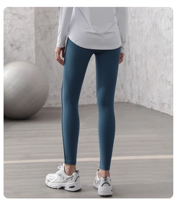 Vista posteriore dei leggings da yoga senza cuciture a vita alta con effetto push-up