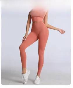 Detailansicht der korallenorangen High Waist Leggings mit nahtloser Passform und Strick