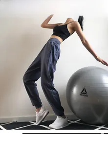 Seitenansicht der dunkelgraublauen Damen-Sporthose mit hoher Taille und Bündchen