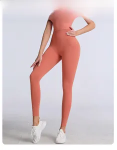 Detail der korallenorangefarbenen High-Waist-Yogahose und des Sport-BH-Sets im Fotostudio