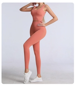 Vollansicht des hochtaillierten Yoga-Sets mit Sport-BH und Booty-Push-Up-Leggings in Koralle