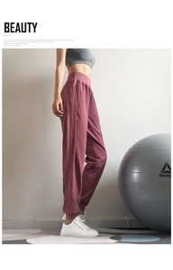 Detailansicht der rosa High-Waist Yoga-Jogginghose mit Seitentaschen und elastischem Saum