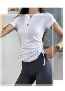 Dettaglio del top sportivo bianco con coulisse laterali e colletto con mezza zip
