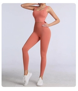 Detailansicht der korallenorangen Kompressions-Leggings und des Sport-Tops-Sets