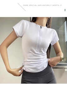 Dettaglio maglietta da yoga bianca con coulisse laterale e colletto con mezza zip