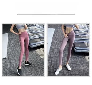 Detailansicht der rosa und lila Yoga-Hose mit hoher Taille und schlankmachender Textur