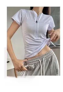 Dettaglio della maglia da yoga bianca con mezza zip e coulisse laterali regolabili