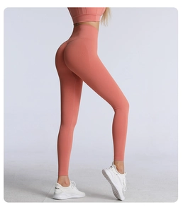 Detailansicht der nahtlosen korallenrosa Yoga-Leggings mit hohem Bund und Push-Up-Effekt