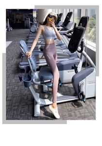 Detail der nahtlosen High-Waist Yoga-Leggings mit weißem Textaufdruck im Fitnessstudio