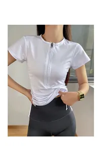 Dettaglio top yoga bianco con mezza zip e coulisse laterale regolabile per fitness