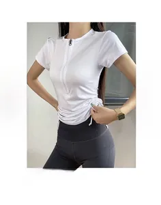 Dettaglio del top da yoga con mezza zip, coulisse laterale e leggings grigi sportivi