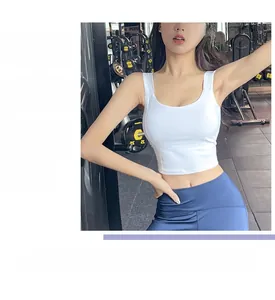 Détail de la bande élastique ferme et de l'encolure en U de ce soutien-gorge de sport blanc