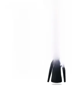 Details des schwarzen Slim-Fit Sportoberteils mit atmungsaktivem Stoff und Logo