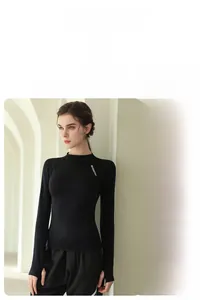 Schwarzes, eng anliegendes Yoga-Langarmshirt mit Daumenlöchern und Aufdruck