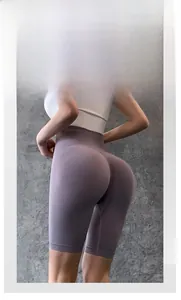Vue détaillée du short de yoga violet taille haute avec design push-up sans couture