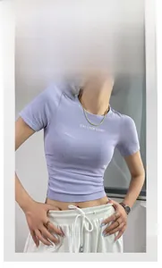 Detail eines lavendelfarbenen Ripp-Crop-Tops mit Balance Care Aufdruck und schmaler Passform