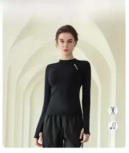 Detail von schwarzem Yoga-Langarmshirt mit NEVERSTOP-Aufdruck und Daumenlochmanschetten