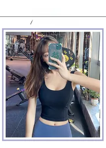 Détail d'un soutien-gorge de sport noir à col en U avec design fitness dos nu