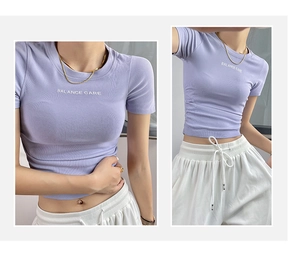 Details des lavendelfarbenen gerippten Crop-Tops mit BALANCE CARE Aufdruck und Struktur