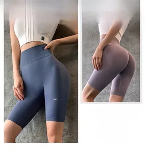 Détail du short de yoga taille haute avec coutures sans couture et logo imprimé latéral