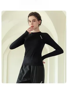 Detail des schwarzen Slim-Fit Yoga-Oberteils mit NEVERSTOP-Logo im Sportumfeld