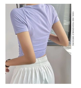 Rückansicht eines lila gerippten Crop-Tops mit Kordelzug-Detail für Fitness