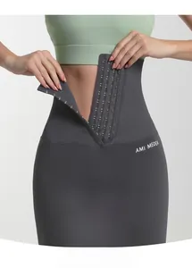 Dettaglio dei ganci regolabili della fascia elastica sui leggings yoga a vita alta
