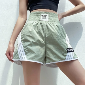 Short de sport taille haute vert clair avec bandes latérales et taille élastique