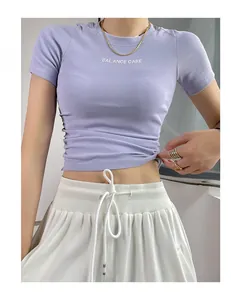 Detail eines hellvioletten Ripp-Crop-Tops mit weißem Balance-Care-Text und hoher Hose